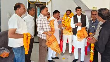 श्यामलाल जोकचंद्र- कार्यालय में प्रिय मित्र लोकेन्द्र सिंह बन्ना गुडभेली बड़ी के जन्मदिन पर दी बधाई