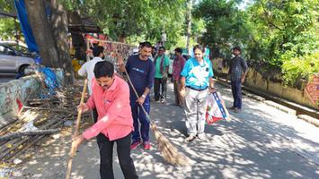 दिलीप श्रीवास्तव- इंदिरा नगर लखनऊ में स्वच्छता अभियान में ली सहभागिता