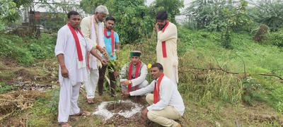 पदम्श्री सम्मान से सम्मानित श्री उमाशंकर पांडे जी की उपस्थिति में बांदा के ऑक्सीजन पार्क में लगाए गए पीपल, बरगद, नीम के पौधे