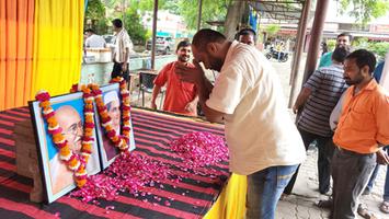 दिलीप श्रीवास्तव- श्री बालाजी शक्तिपीठ भूतनाथ इंदिरा नगर में राष्ट्रपिता महात्मा गांधी एवं लाल बहादुर शास्त्री जी को किया नमन