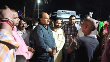 सचिन राम-  रामपुरमनी गाँव के अग्निकांड से पीड़ित परिवार के बच्चों को बांटा पढाई का सामान