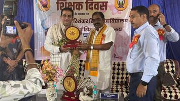 संजय सिंह राजपूत- उत्कर्ष महाविद्यालय जांजगीर में शिक्षक दिवस के अवसर पर IPS विजय पांडेय जी को किया गया सम्मानित