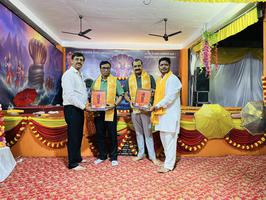 आयोजित श्रीमद भागवत कथा में संयोजक अनुराग पाण्डेय द्वारा सम्मानित किए गए समाजसेवी