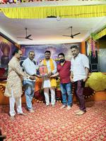 आयोजित श्रीमद भागवत कथा में संयोजक अनुराग पाण्डेय द्वारा सम्मानित किए गए समाजसेवी