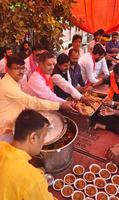 द्वितीय बड़े मंगल पर एडवोकेट वेलफेयर एसोसिएशन द्वारा आयोजित भंडारे में दिलीप श्रीवास्तव जी ने वितरित किया प्रसाद