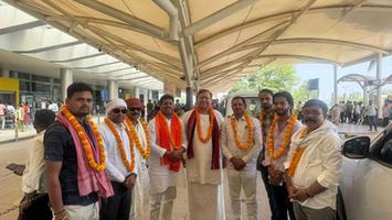 सूर्यमुनि तिवारी- लाल बहादुर शास्त्री एयरपोर्ट पर  उपस्थित होकर  अतुल कृष्ण भारद्वाज महाराज का किया स्वागत