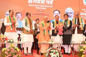 डॉ. राम मनोहर लोहिया विधि विश्वविद्यालय में आयोजित भाजपा प्रदेश अध्यक्ष एवं राष्ट्रीय परिषद सदस्य निर्वाचन समारोह में शामिल हुए प्रदेश मंत्री डी.पी. भारती