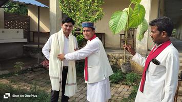 स्व. बृजलाल कुशवाहा जी की  याद में विद्यालय परिसर कुलकुम्हारी  बांदा में लगाए गए कदम और अशोक के पांच पौधे