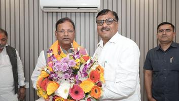 डी.पी. भारती-  प्रदेश कार्यालय में पंकज चौधरी से की शिष्टाचार भेंट, दी होली की शुभकामनाएं