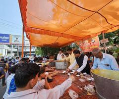 द्वितीय बड़े मंगल पर एडवोकेट वेलफेयर एसोसिएशन द्वारा आयोजित भंडारे में दिलीप श्रीवास्तव जी ने वितरित किया प्रसाद