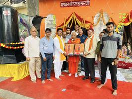 आयोजित श्रीमद भागवत कथा में संयोजक अनुराग पाण्डेय द्वारा सम्मानित किए गए समाजसेवी