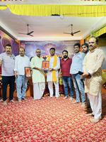आयोजित श्रीमद भागवत कथा में संयोजक अनुराग पाण्डेय द्वारा सम्मानित किए गए समाजसेवी
