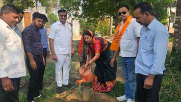 डी.पी भारती- दिधौनी अंबियापुर (बदायूं) स्थित भगवान जैन मंदिर में दर्शन प्राप्त कर किया वृक्षा रोपण