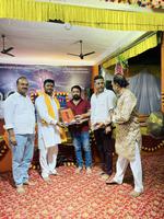 आयोजित श्रीमद भागवत कथा में संयोजक अनुराग पाण्डेय द्वारा सम्मानित किए गए समाजसेवी