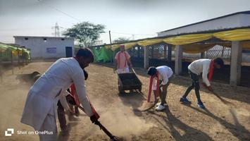 गौ माता का पूजन करते समाज सेवी गुलाब चंद्र कुशवाहा जी