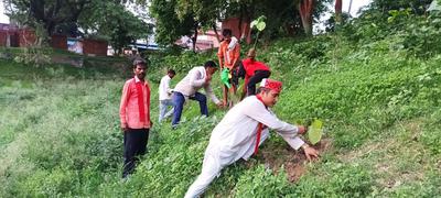 प्राथमिक स्वास्थ्य केंद्र जौरही में जिला चिकित्सा अधिकारी डॉ. शैलेंद्र कुमार रंजन जी की अगुवाई में किया वृक्षारोपण