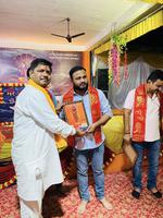 आयोजित श्रीमद भागवत कथा में संयोजक अनुराग पाण्डेय द्वारा सम्मानित किए गए समाजसेवी