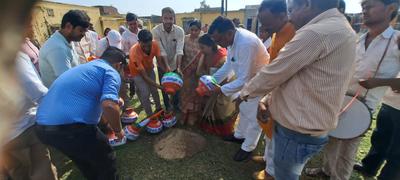 डी.पी भारती- सभी ग्राम पंचायतों के अमृत कलश ब्लॉक मुख्यालय पर किये गये एकत्र, "अमृत वाटिका" में किया गया वृक्षारोपण