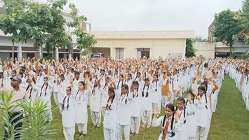 गुलाबचंद्र कुशवाहा- बांदा के महर्षि विद्यापीठ पटेल श्री एस एस कन्या इंटर कॉलेज बबेरू मे चलाया गया 30 वां नशामुक्त हस्ताक्षर अभियान