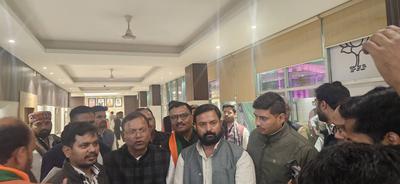 डॉ. राम मनोहर लोहिया विधि विश्वविद्यालय में आयोजित भाजपा प्रदेश अध्यक्ष एवं राष्ट्रीय परिषद सदस्य निर्वाचन समारोह में शामिल हुए प्रदेश मंत्री डी.पी. भारती