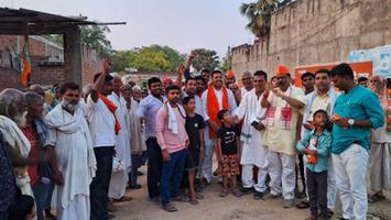 सूर्यमुनि तिवारी-“जन जन का संदेश ,चन्दौली मांगे मोदी संग महेंद्र” इस नारें के साथ  प्रत्येक गाँव में जनसंपर्क कर बीजेपी के लिए की वोट अपील