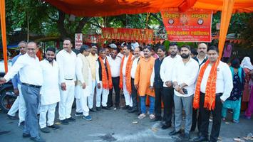 द्वितीय बड़े मंगल पर एडवोकेट वेलफेयर एसोसिएशन द्वारा आयोजित भंडारे में दिलीप श्रीवास्तव जी ने वितरित किया प्रसाद