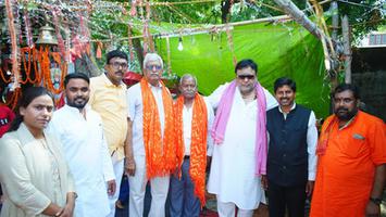 द्वितीय बड़े मंगल पर एडवोकेट वेलफेयर एसोसिएशन द्वारा आयोजित भंडारे में दिलीप श्रीवास्तव जी ने वितरित किया प्रसाद