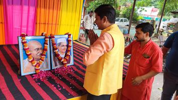 दिलीप श्रीवास्तव- श्री बालाजी शक्तिपीठ भूतनाथ इंदिरा नगर में राष्ट्रपिता महात्मा गांधी एवं लाल बहादुर शास्त्री जी को किया नमन