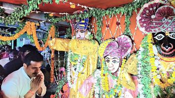 सूर्यमुनि तिवारी- चंदौली के गांव  बबुरी में निकाली गई जगन्नाथ स्वामी की विशाल रथयात्रा, शामिल होकर किया सहयोग