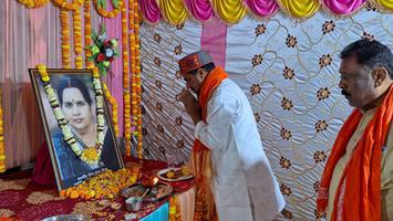 सूर्यमुनि तिवारी- सकलडीहा क्षेत्र के ग्राम गोकुलपुर में सोनू मिश्रा जी के यहां तेरहवीं कार्यक्रम में हुए शामिल