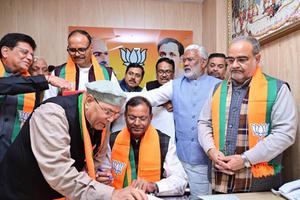 डॉ. राम मनोहर लोहिया विधि विश्वविद्यालय में आयोजित भाजपा प्रदेश अध्यक्ष एवं राष्ट्रीय परिषद सदस्य निर्वाचन समारोह में शामिल हुए प्रदेश मंत्री डी.पी. भारती