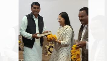 श्यामलाल  जोकचंद्र-   प्रकृति घटिया के जज बनने पर  भारतीय संविधान भेंट कर दी शुभकामनाएं