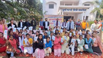 सूर्यमुनि तिवारी- बबुरी स्थित दुर्गा गर्ल्स डिग्री कॉलेज में उत्तर प्रदेश सरकार द्वारा टैबलेट/स्मार्ट फ़ोन वितरण का किया गया आयोजन