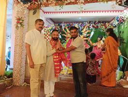 माता के पंडाल में सचिन राम जी उपस्थित होकर मां दुर्गा पूजा आयोजको को किया सम्मानित