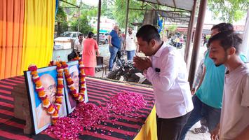 दिलीप श्रीवास्तव- श्री बालाजी शक्तिपीठ भूतनाथ इंदिरा नगर में राष्ट्रपिता महात्मा गांधी एवं लाल बहादुर शास्त्री जी को किया नमन