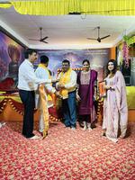 आयोजित श्रीमद भागवत कथा में संयोजक अनुराग पाण्डेय द्वारा सम्मानित किए गए समाजसेवी