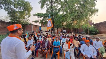 सूर्यमुनि तिवारी- चन्दौली लोकसभा के विधानसभा के बर्थरा खुर्द में परिवार जनों से किया जनसम्पर्क