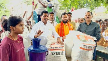 सूर्यमुनी तिवारी- सकलडीहा के ग्राम सहेपुर में बाढ़ से प्रभावित किसानों की करी मदद