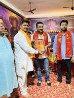 आयोजित श्रीमद भागवत कथा में संयोजक अनुराग पाण्डेय द्वारा सम्मानित किए गए समाजसेवी