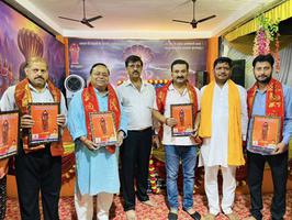 आयोजित श्रीमद भागवत कथा में संयोजक अनुराग पाण्डेय द्वारा सम्मानित किए गए समाजसेवी