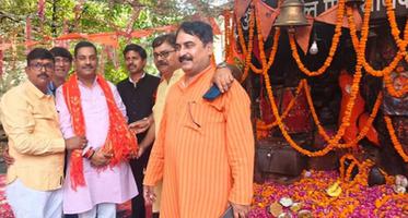 द्वितीय बड़े मंगल पर एडवोकेट वेलफेयर एसोसिएशन द्वारा आयोजित भंडारे में दिलीप श्रीवास्तव जी ने वितरित किया प्रसाद