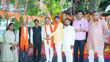 द्वितीय बड़े मंगल पर एडवोकेट वेलफेयर एसोसिएशन द्वारा आयोजित भंडारे में दिलीप श्रीवास्तव जी ने वितरित किया प्रसाद