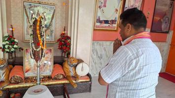 सूर्यमुनि तिवारी- मिर्जापुर के सक्तेशगढ़ प्रखंड में "यथार्थ गीता" रचयिता अड़गड़ानंद महाराज की प्रतिमा पर अर्पित की श्रद्धांजलि