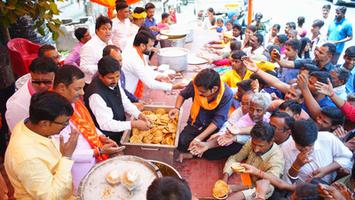 द्वितीय बड़े मंगल पर एडवोकेट वेलफेयर एसोसिएशन द्वारा आयोजित भंडारे में दिलीप श्रीवास्तव जी ने वितरित किया प्रसाद