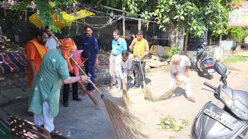 दिलीप श्रीवास्तव- इंदिरा नगर लखनऊ में स्वच्छता अभियान में ली सहभागिता