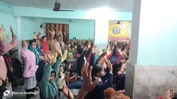 कलम छोड़ नशे की ओर बढ़ते बच्चे: बांदा में गुलाबचंद कुशवाहा का समाज को आत्ममंथन का संदेश