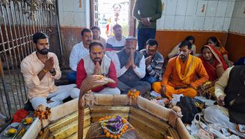 सूर्यमुनि तिवारी-  लोकसभा चुनाव में भाजपा की एतिहासिक जीत के लिए सकलडीहा के बरठी स्थित बाबा कालेश्वर नाथ मंदिर में किया रूद्राभिषेक