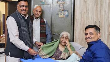 डी.पी. भारती -  इंदौर में विनय शर्मा जी की पूज्य माताजी से की भेंट, शीघ्र स्वास्थ्य लाभ की कामना