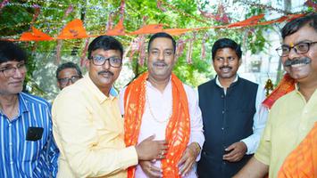 द्वितीय बड़े मंगल पर एडवोकेट वेलफेयर एसोसिएशन द्वारा आयोजित भंडारे में दिलीप श्रीवास्तव जी ने वितरित किया प्रसाद