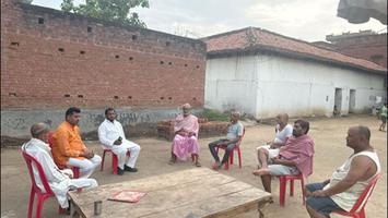 सूर्यमुनि तिवारी- पैतृक गांव बबुरी में दु:खद समाचार प्राप्त हुआ तो भेंटकर प्रकट की शोक संवेदना